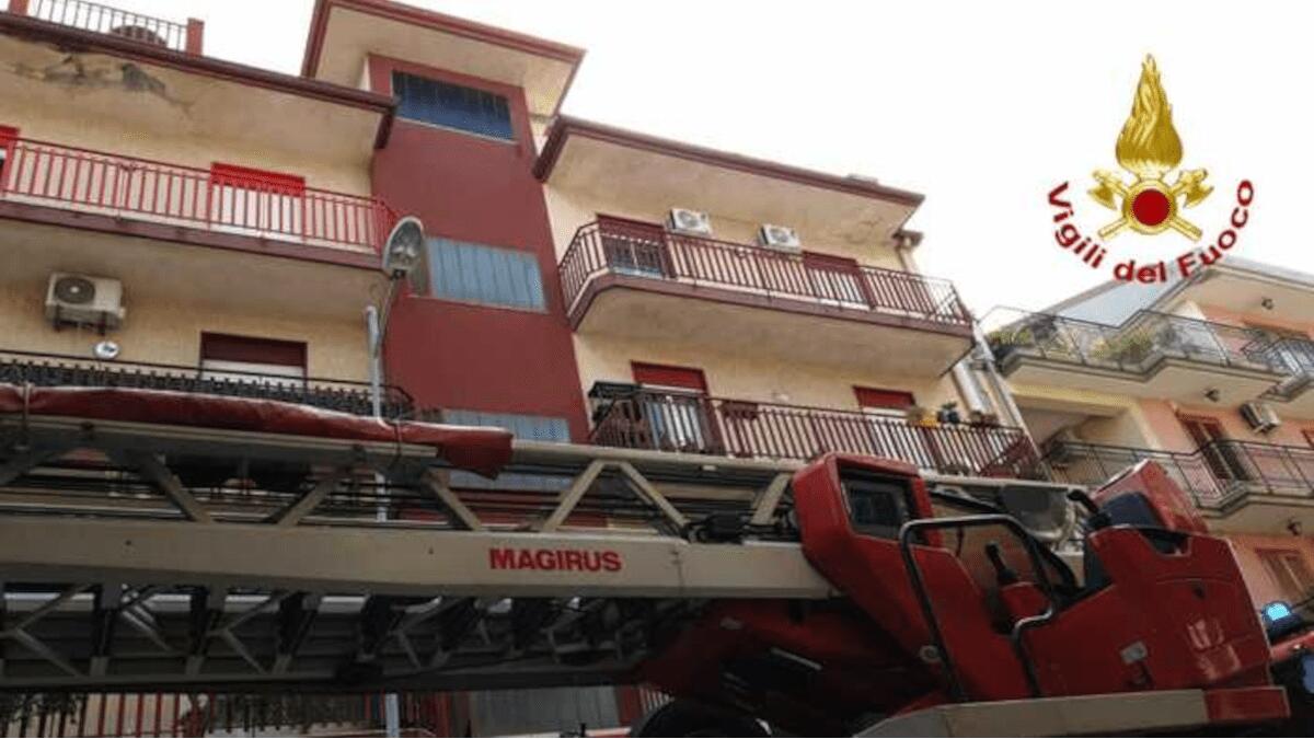 Aci San Filippo: incendio al terzo piano di uno stabile, un morto e un ferito - 
