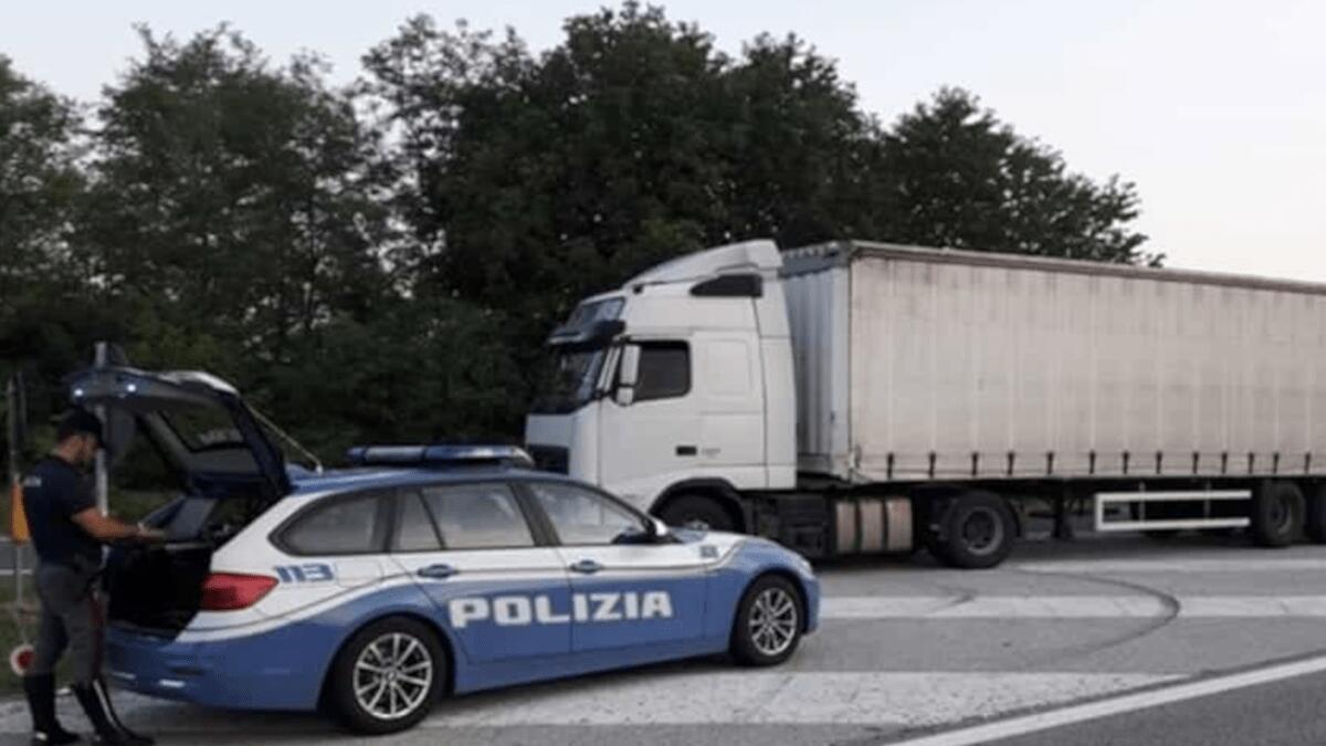 Autista di tir spintona gli agenti e tenta la fuga a zig zag tra le corsie della tangenziale speronando le volanti - 