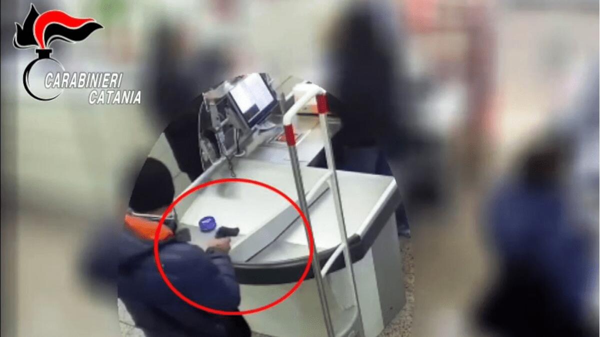 Paternò: preso il folle e autolesionista rapinatore seriale dei supermercati paternesi - 