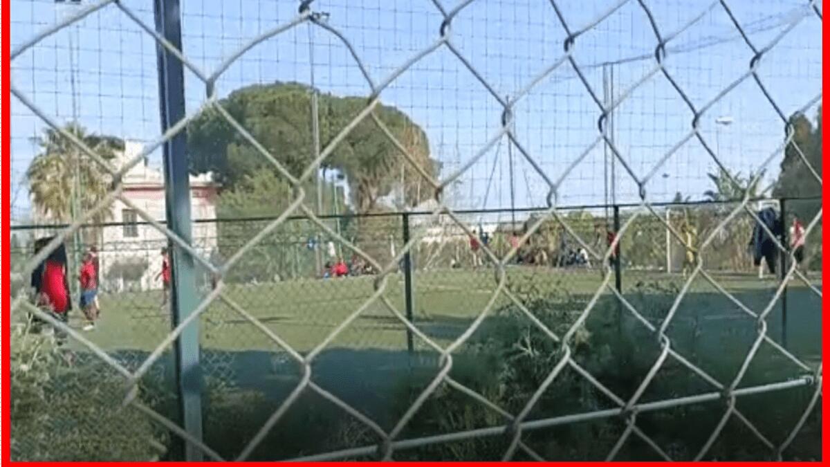 S’intrufolano in un campetto per disputare la finale di calcetto, spettatori inclusi - 