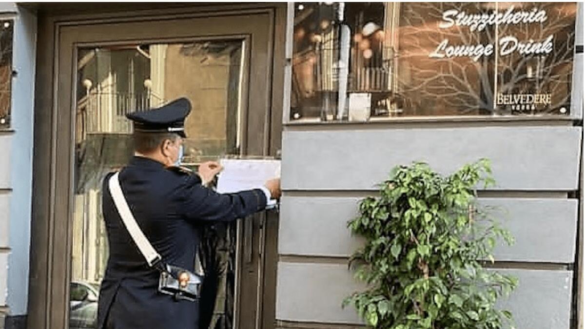 Compleanno al bar oltre il coprifuoco: la banconista si barrica dentro, i clienti nel palazzo adiacente - 