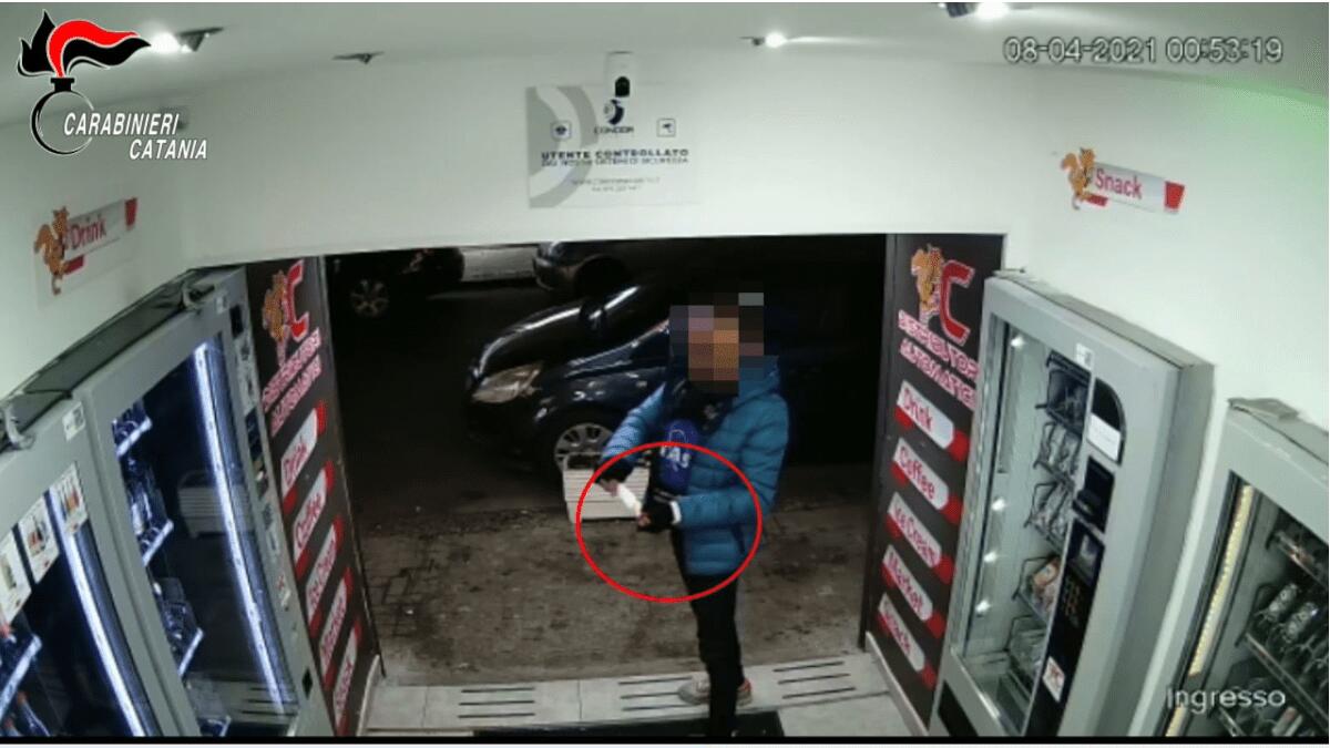 Paternò: Il distributore automatico non eroga il gelato e lui torna per appiccare un incendio - 