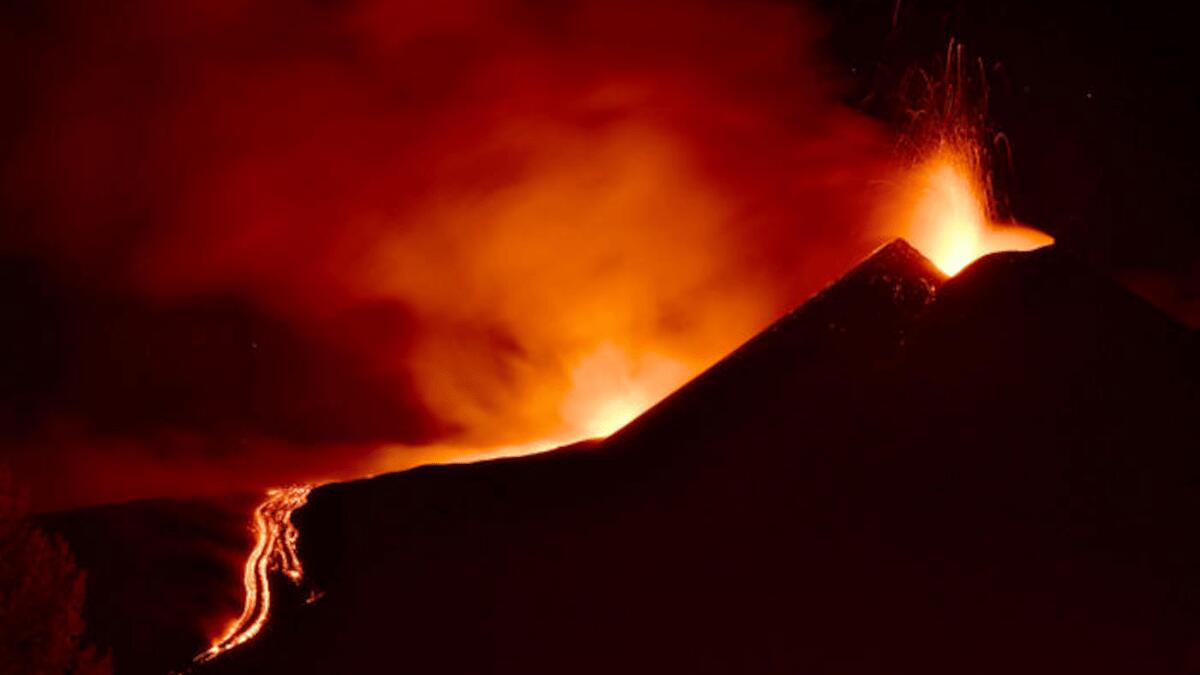 Etna: fuoco e fiamme nel cratere di sudest, terza fase parossistica dalla notte della “fontana di lava di Franco Battiato” - 