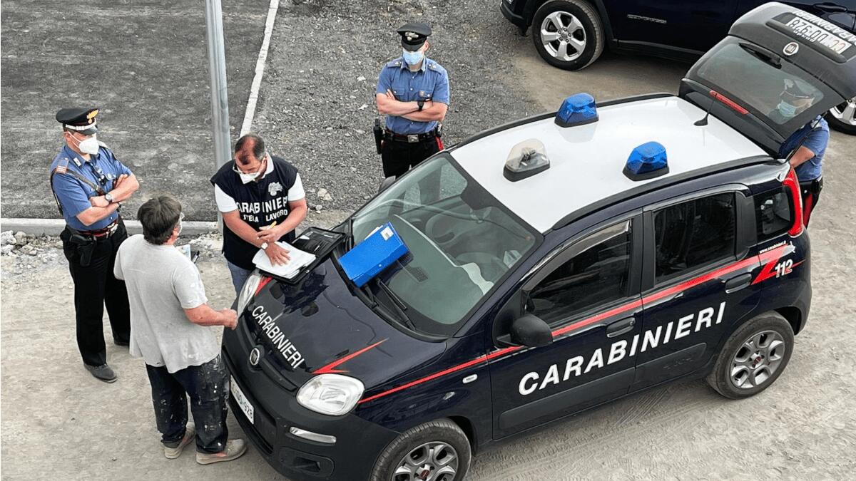 Maletto: due lavoratori in nero nel cantiere della struttura comunale, nessun dispositivo di protezione per i lavori in quota - 