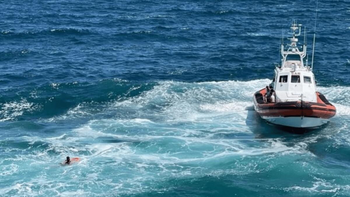 Giovanissimi decidono di fare il bagno dalla Scogliera ma non riescono a risalire sugli scogli, interviene la Guardia costiera - 