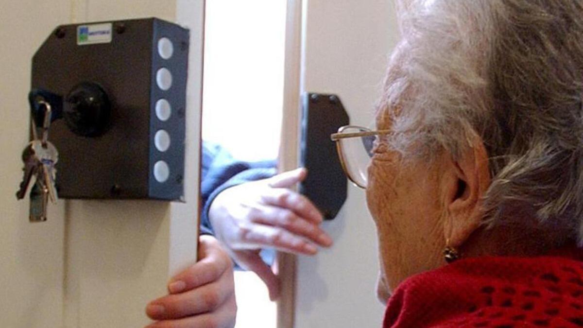 49enne catanese circuiva anziani per derubarli dei loro averi - 
