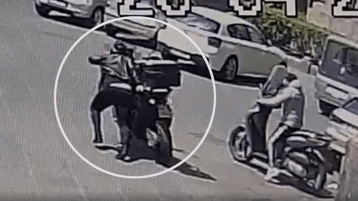 Rubano motorino in via Etnea: il video fa il giro del web. i Falchi s’interessano. Folle inseguimento a San Cristoforo - 