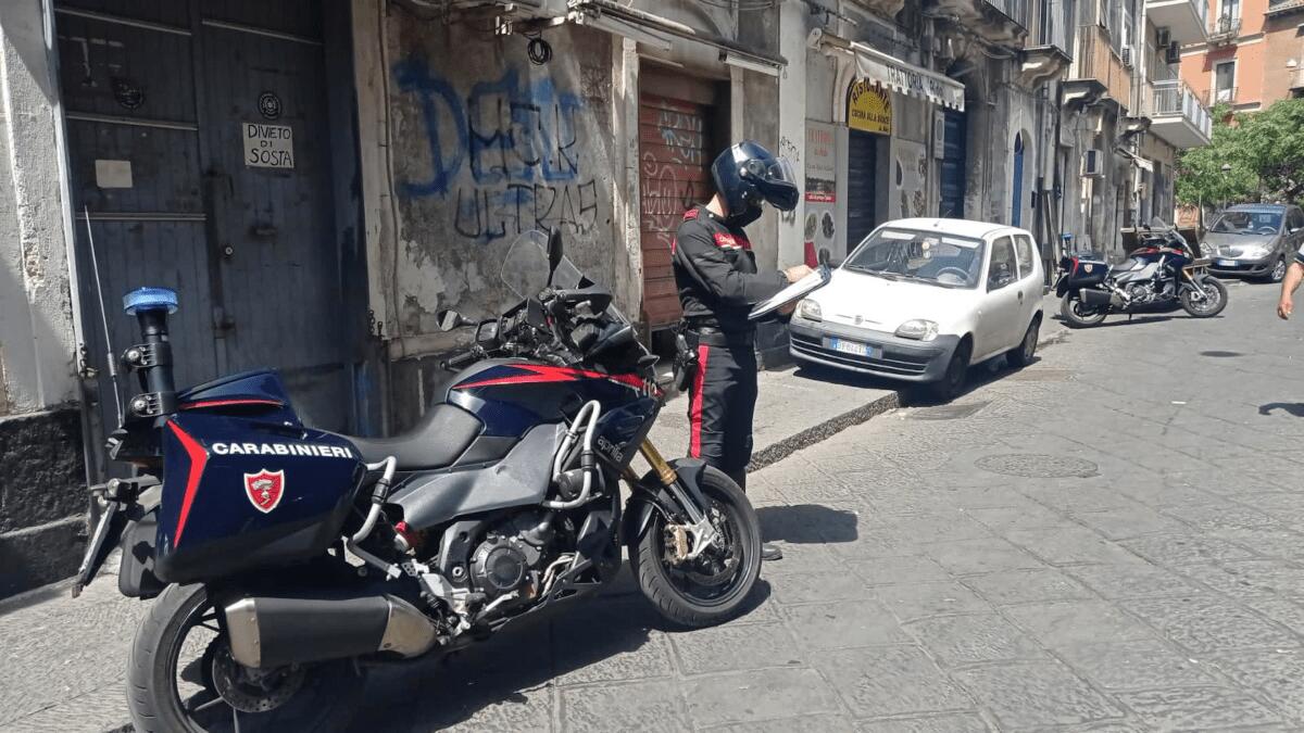 Ruba magliette dal negozio in via Etnea ma le commesse chiamano i militari e inseguono il ladro sino alla Fiera - 