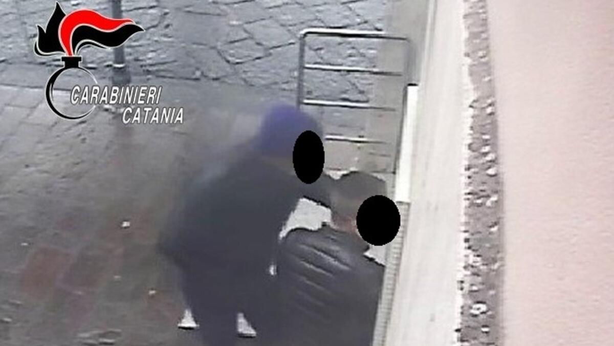 Maniace, trova un portafoglio e scopre che è del cugino: gli frega 600 euro - 