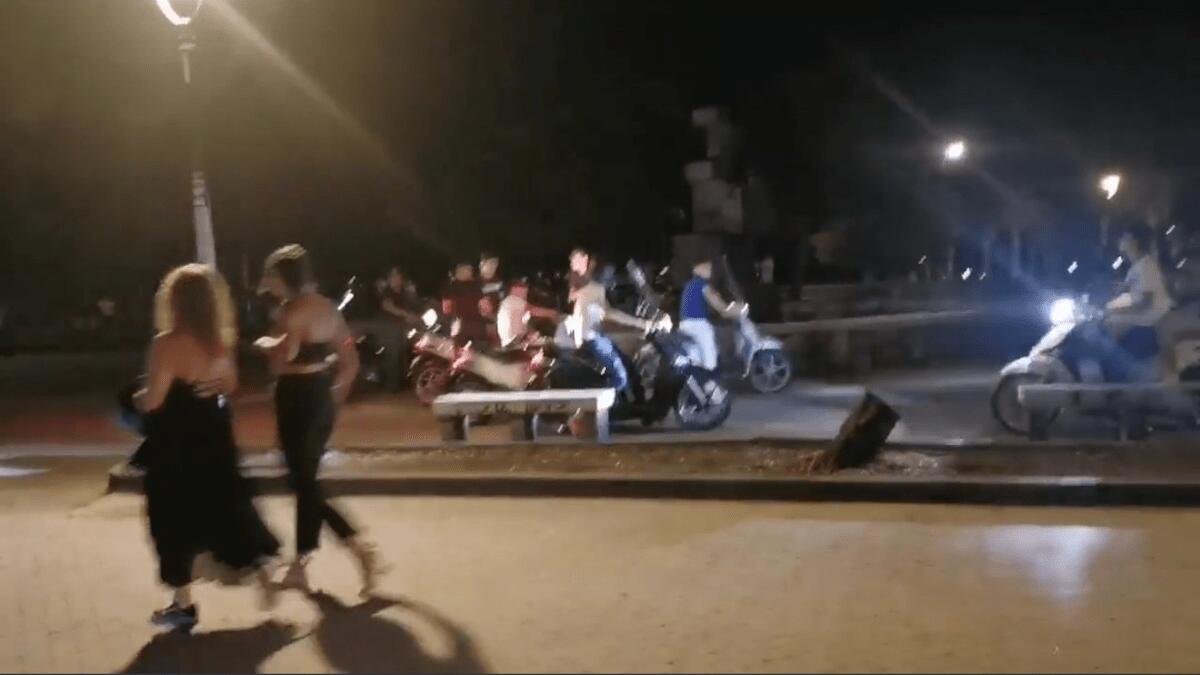 Piazza Europa: Carabinieri tentano di togliere il controllo del piazzale agli scooteristi riconsegnandola alle famiglie - 