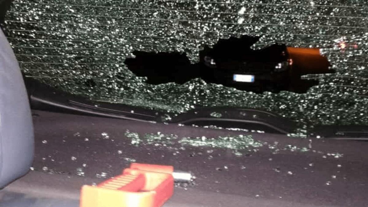 Adrano: infastidito da clacson ed abbaglianti, scende dall’auto con una mazza di ferro per “punire” l’altro autista - 