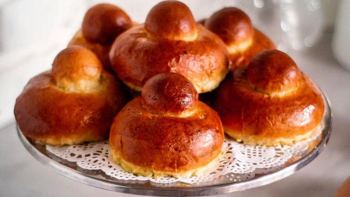 La "Brioche col Tuppo", Origini, Curiosità e Preparazione di Questa Golosità Catanese - 