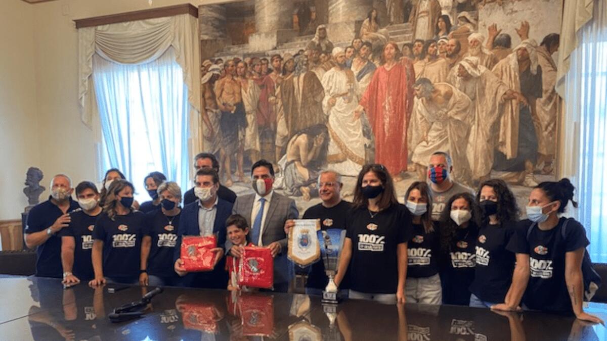 Scudetto per la Flag Football Elephants e festeggiamento col sindaco al Palazzo degli Elefanti - 