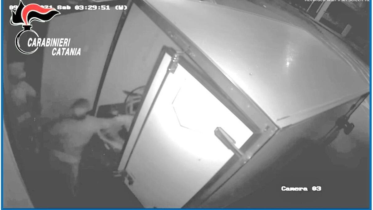 Identificato il 39enne che aveva "spaccato" la vetrina di una rivendita di biciclette - 
