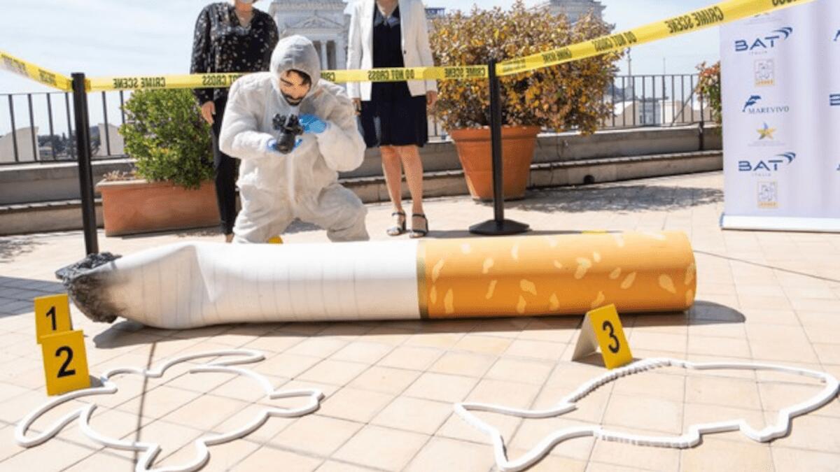 Una scena del crimine inedita di Marevivo per sensibilizzare contro l’abbandono dei mozziconi - 