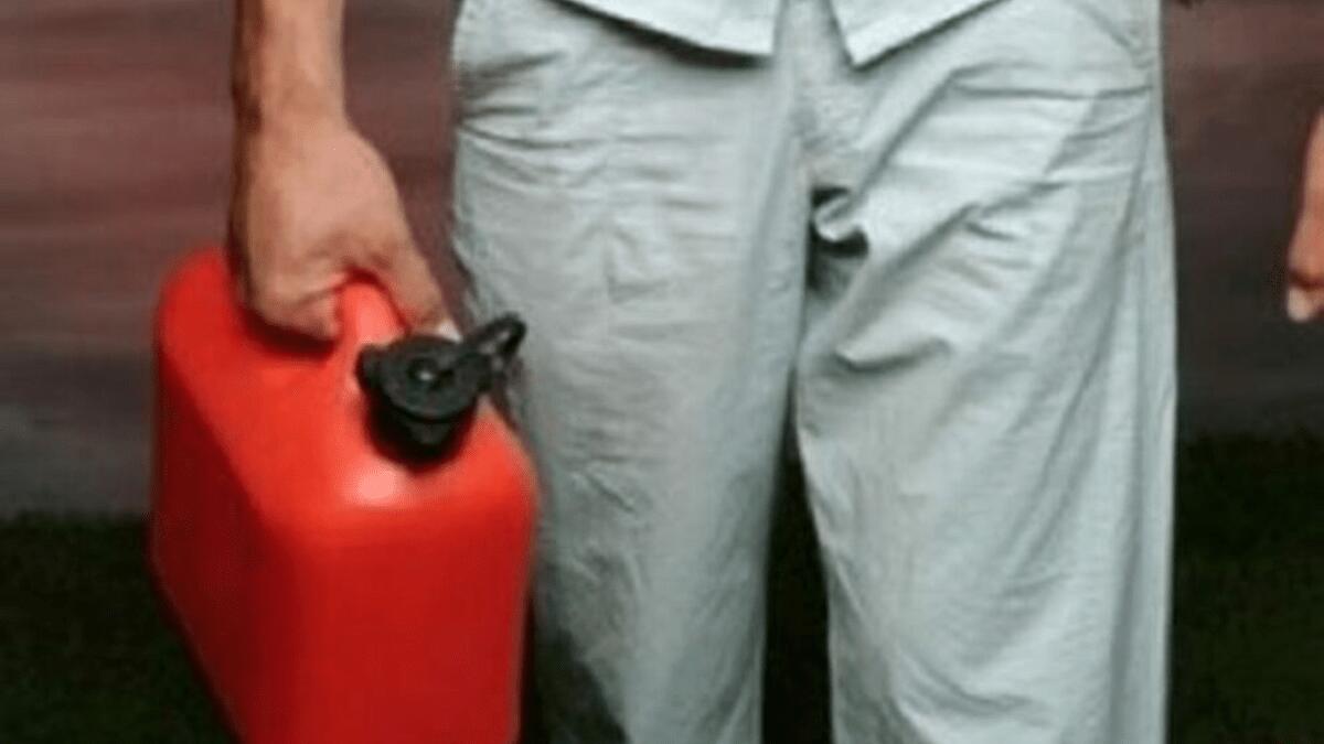 Incontra l’ex portandosi del liquido infiammabile: «vai a cercare il cane altrimenti ti do fuoco» - 