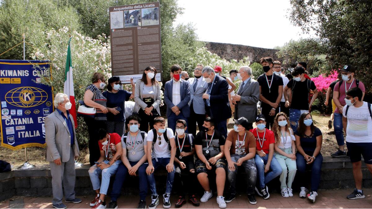 “I giovani adottano il Parco Gioeni”: gli studenti dell’istituto “E.Fermi-F.Eredia” consegnano le targhe bilingue - 