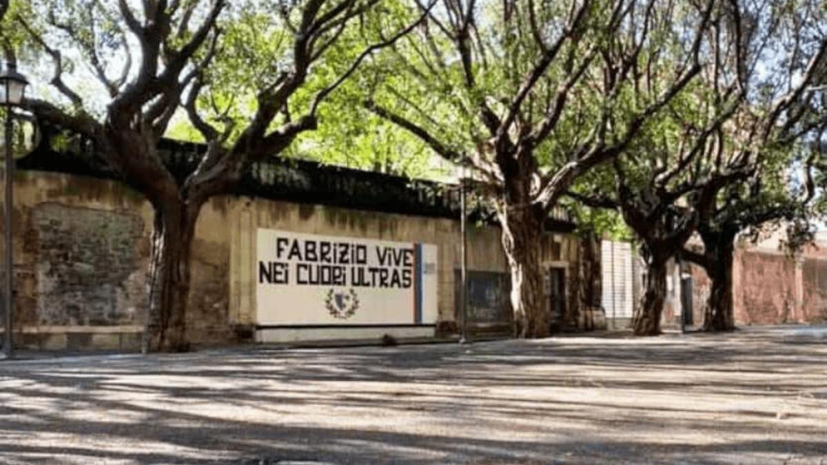 Piazza Dante: rimossi imbrattamenti e murales ultrà Calcio Catania nel muro dei Benedettini, al suo posto una targa commemorativa - 