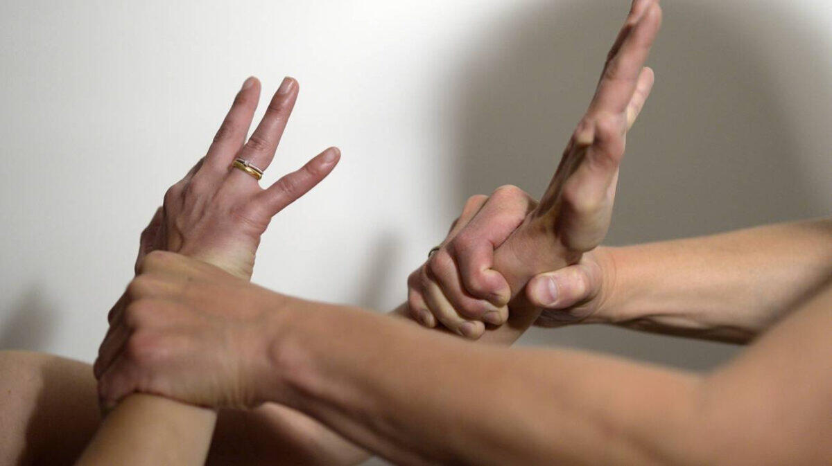 Violenza domestica, uomo di 48 anni aggredisce la moglie ferendola - 