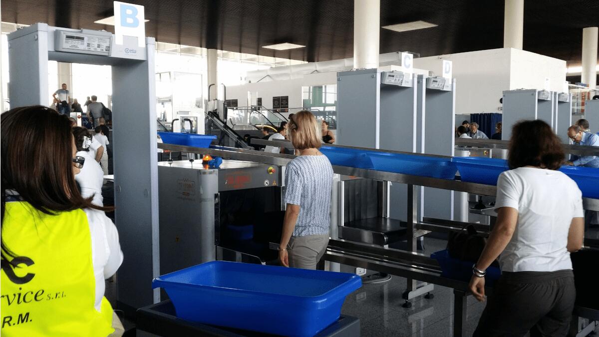 Cede alla tentazione e ruba un paio d’occhiali, fermato poco prima d’imbarcarsi all’aeroporto - 