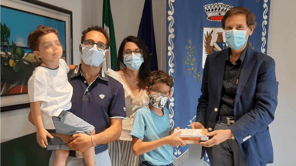 Il piccolo Mattia vince il concorso nazionale di disegno, ricevuto in Comune - 
