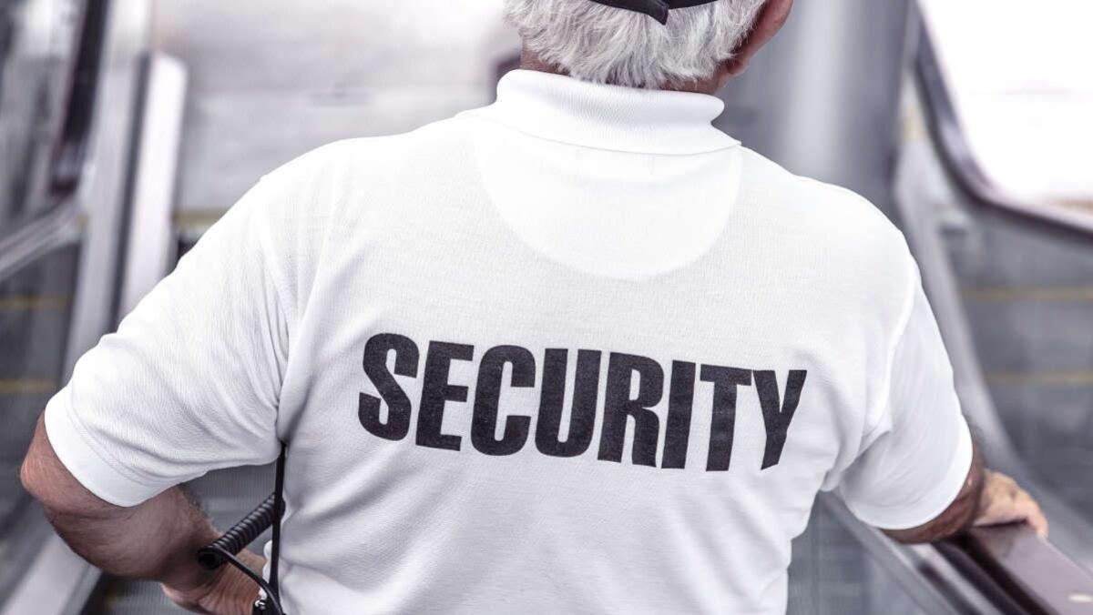 Un vigilante spara un intero caricatore su un furgone: ecco cosa è accaduto - 