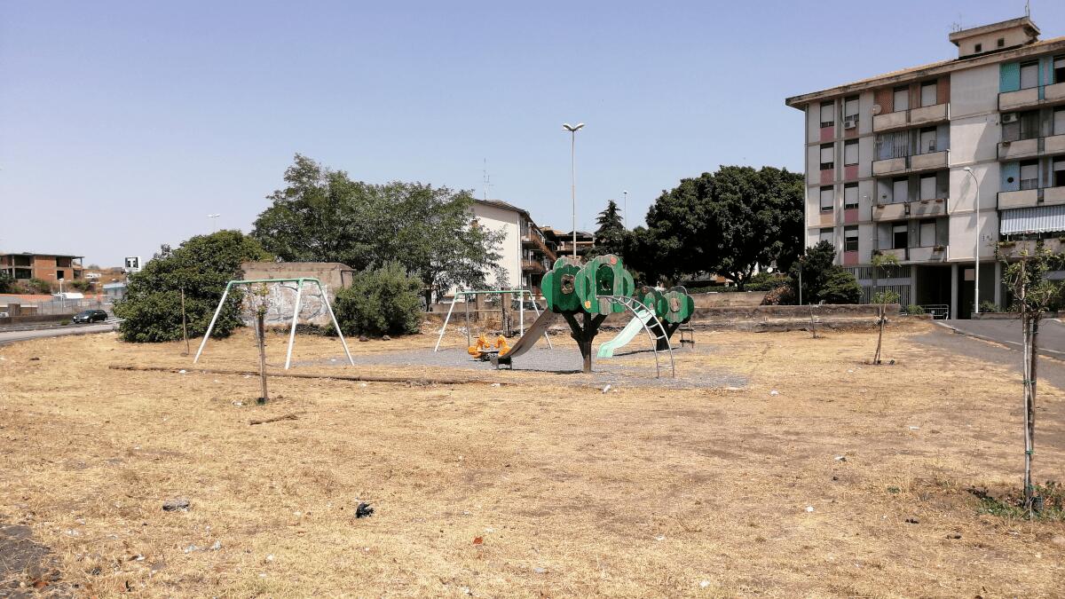 Se questa è una Bambinopoli: l’area verde senza verde né ripari e a rischio incendio - 