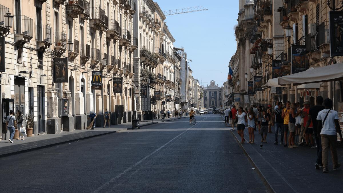 Passeggia in via Etnea rubando profumi di marca (I FATTI) - 