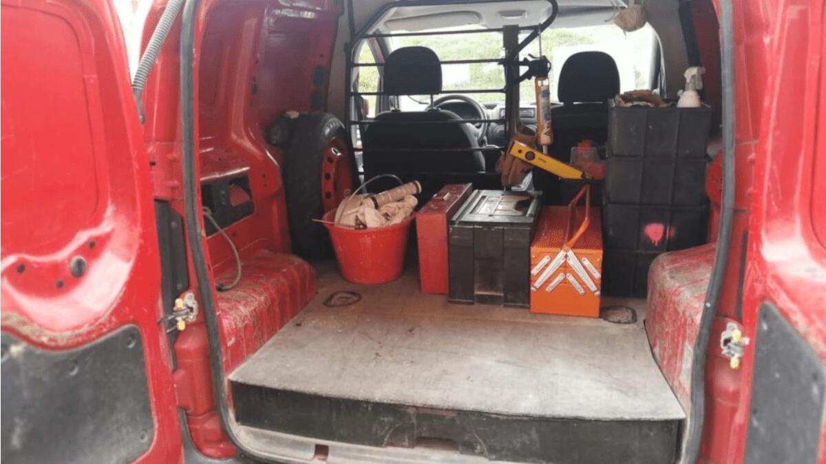 Attende che l’operaio s’allontani dal furgone per rubarne gli attrezzi da lavoro (I DETTAGLI) - 