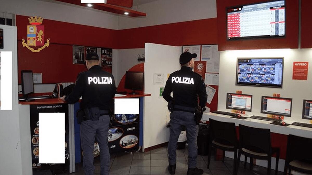 Vince 11.000 euro in sala scommesse: prima festeggiano con lui poi lo rapinano violentemente - 