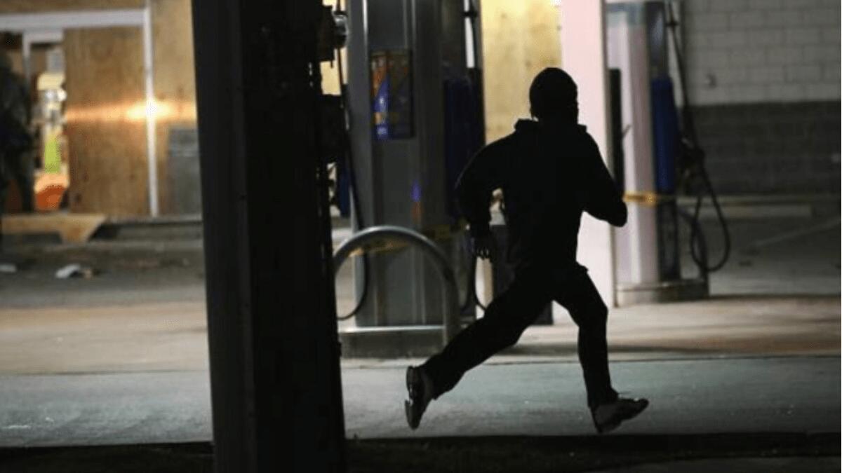 Cammina in piena notte con uno scatolone, alla vista degli agenti tenta la fuga (VIA E DETTAGLI) - 