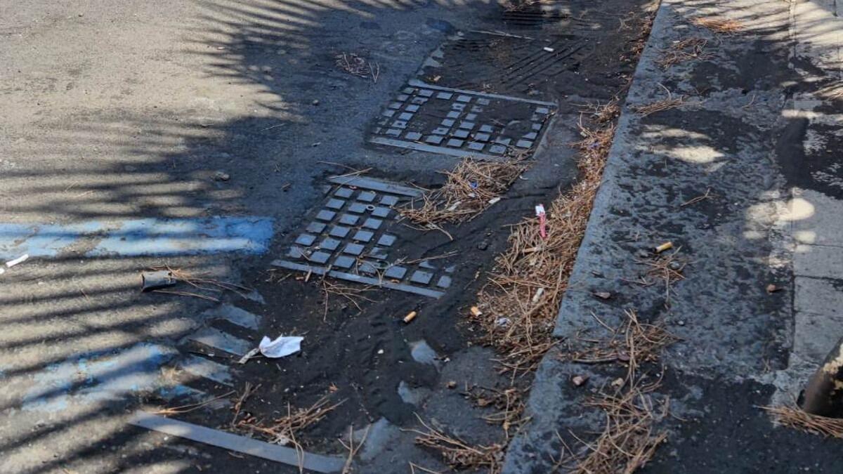 Tombini otturati dalla cenere lavica: alto rischio allagamenti - 