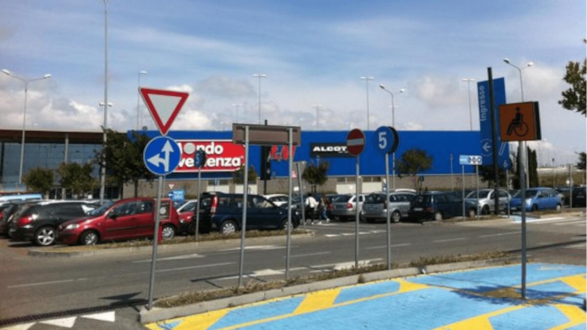 Passeggiava nel parcheggio di Porte di Catania alla ricerca di catalizzatori - 