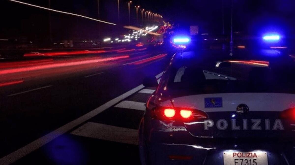 Inseguimento Tangenziale: gettano scooter rubato sulla Volante e sfondano il blocco con un’auto - 