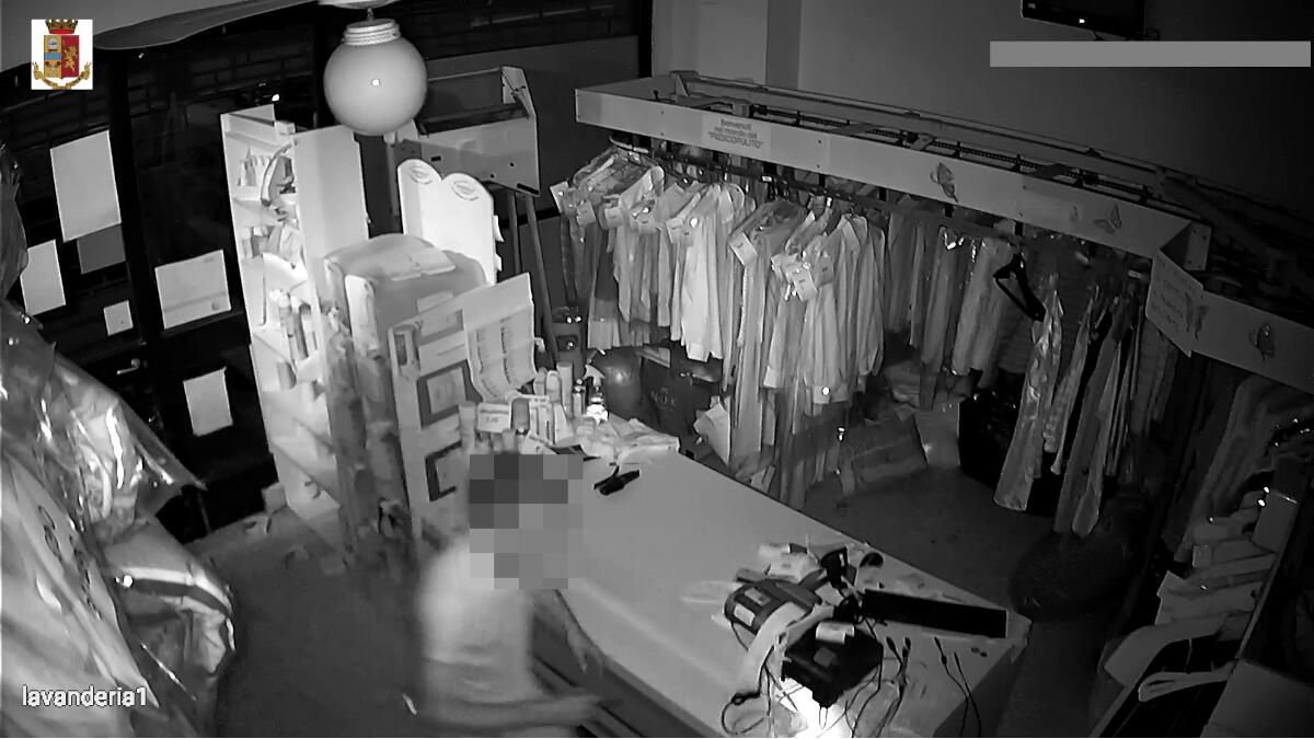 Il “ladro delle lavanderie” colpisce ancora, stavolta a riprenderlo c’è la telecamera - 