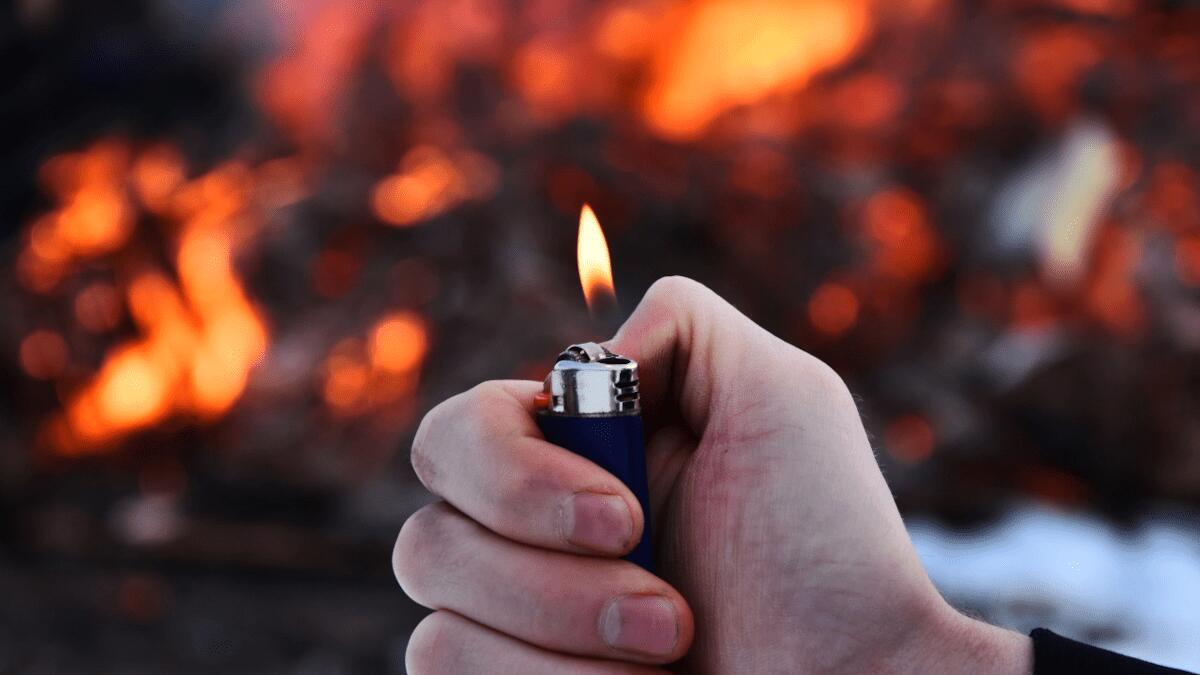 Incendia i rifiuti ma alla vista della Volante finge di star spegnendo il rogo - 