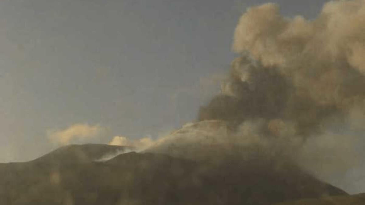 Fontana di lava e nube eruttiva dal cratere sudest dell’Etna, cenere lavica anche in autostrada - 