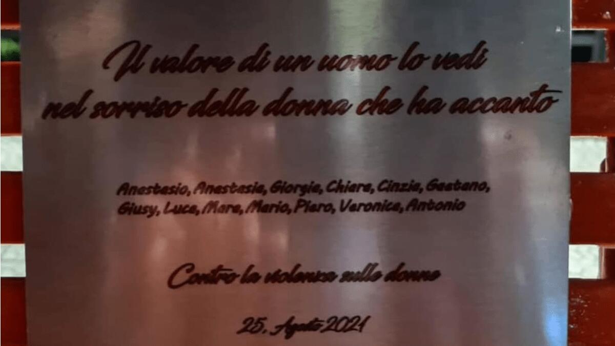 Panchina rossa contro violenza donne, l’attacco al Sindaco: «Imbarazzante targa, pone al centro l’uomo e il suo "valore"» - 