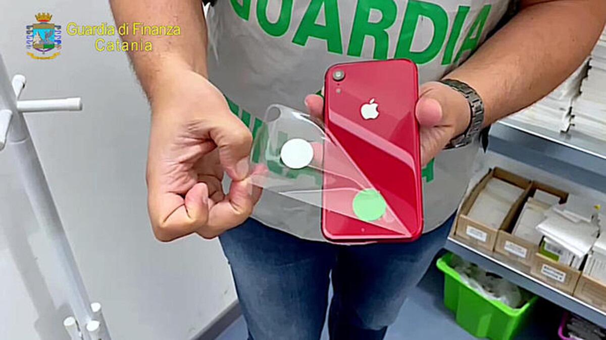 Vendevano prodotti Apple contraffatti nel loro negozio di telefonia di Catania (I FATTI) - 