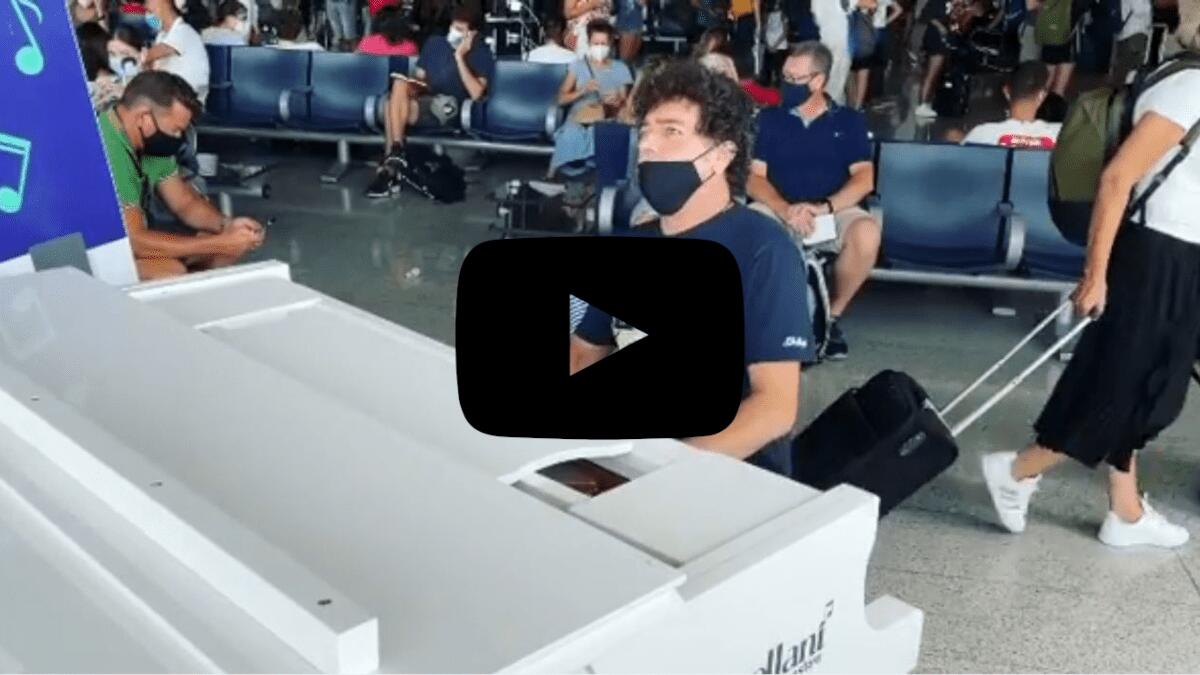 Max Gazzè all’aeroporto di Catania regala un’inaspettata performance (VIDEO) - 