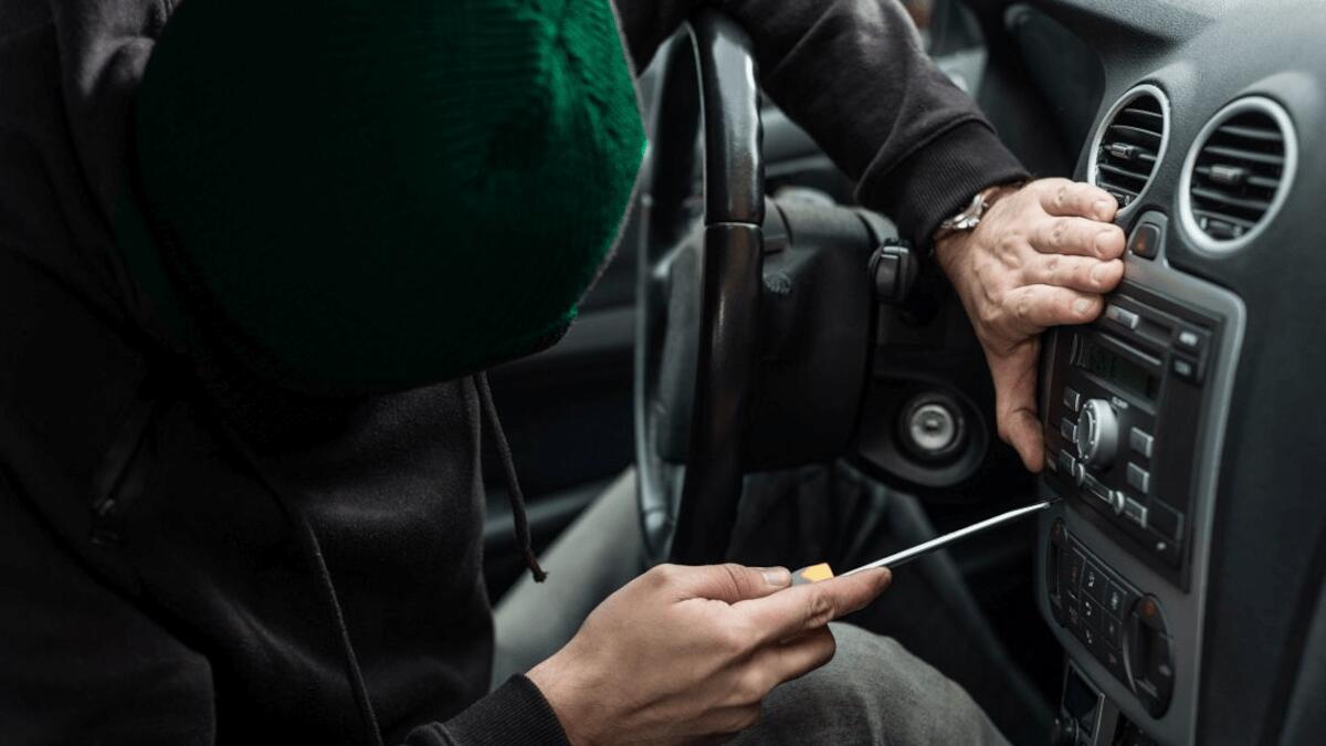 Pregiudicato asportava autoradio dalle auto in sosta, incastrato dalle telecamere - 