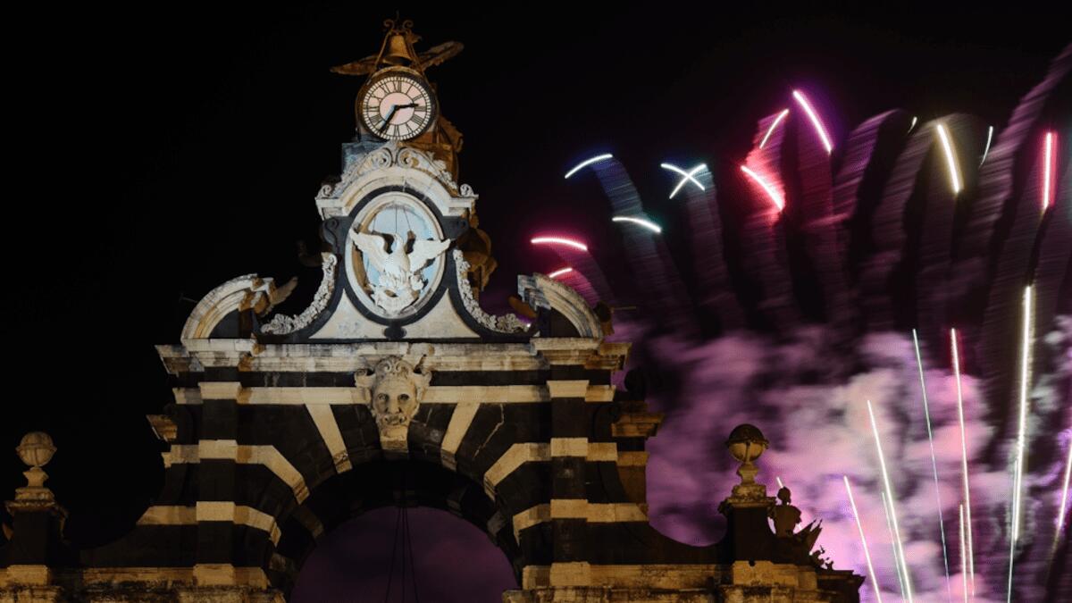 Bloccano il Fortino per i fuochi d’artificio: Volante con sirene e lampeggianti ostruita dalla folla (I DETTAGLI) - 
