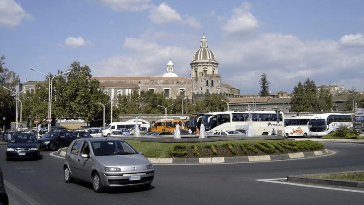 Allontanano posteggiatore abusivo, dopo un’ora trovano il “collega” a sostituirlo - 