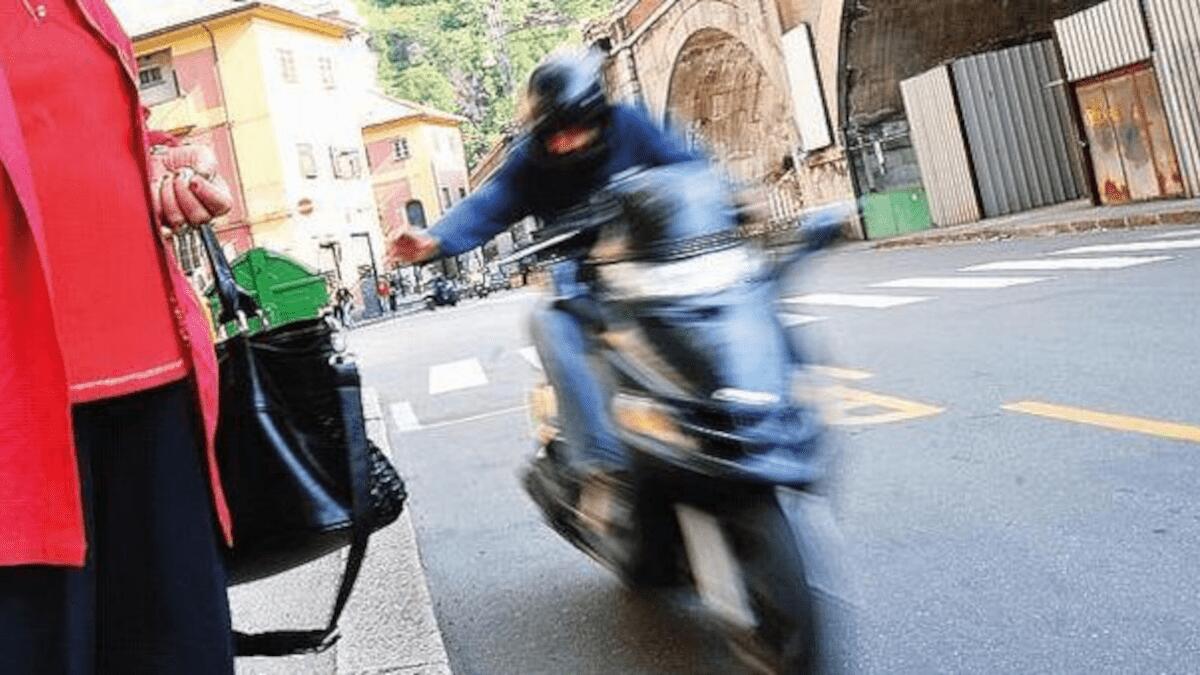 Tenta lo scippo alla turista con lo scooter di sua proprietà: individuato il pregiudicato - 