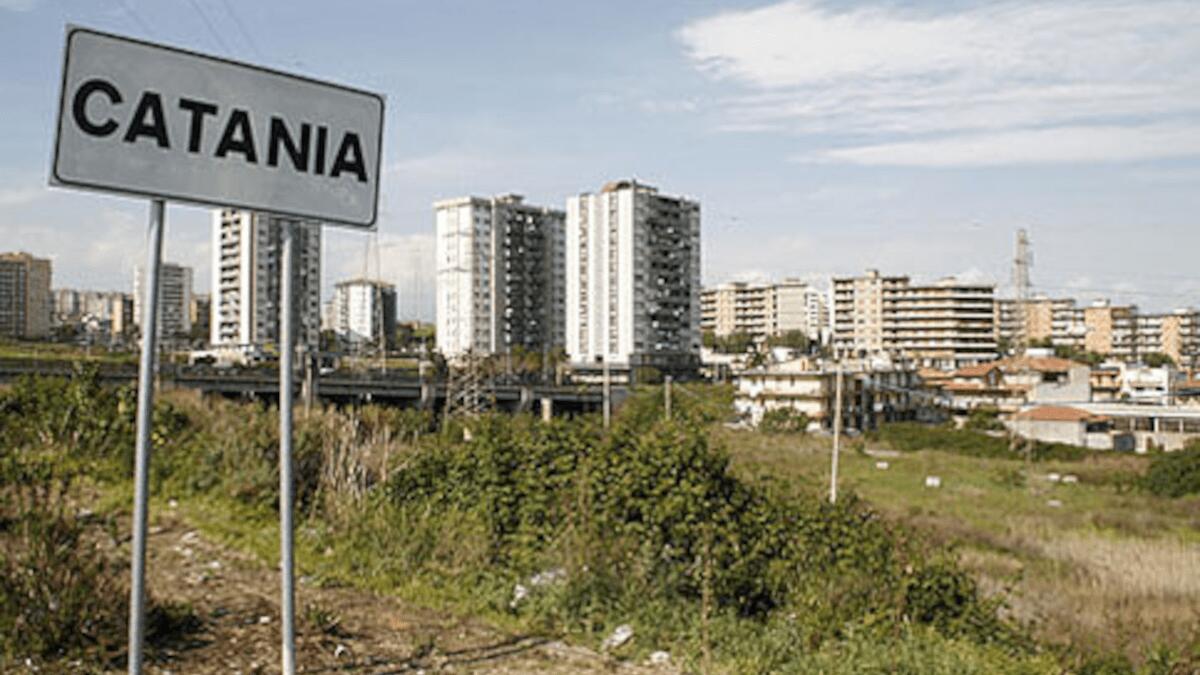 Contrasto illegalità Librino: proprietario attività precludeva il passaggio ai pedoni nel marciapiede - 