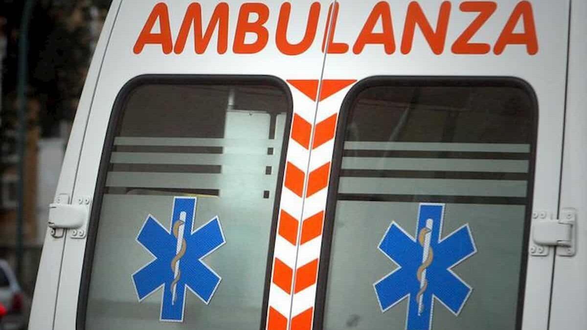 L'ambulanza ritarda e lui prende a calci e pugni prima il mezzo e poi l'autista (I FATTI) - 