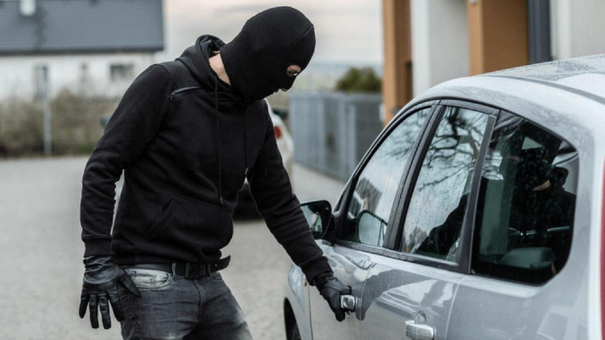 S’intrufolano nel residence per asportare diverse parti dalle auto parcheggiate (I DETTAGLI) - 