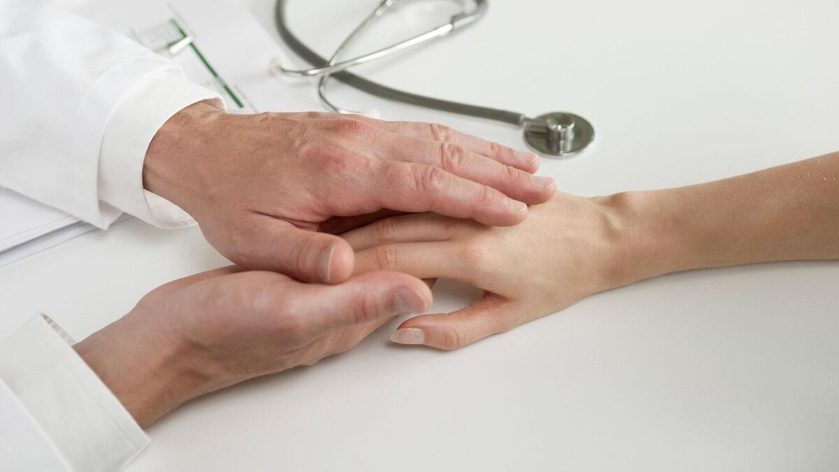 Palpeggia le sue pazienti durante le visite, indagato medico - 