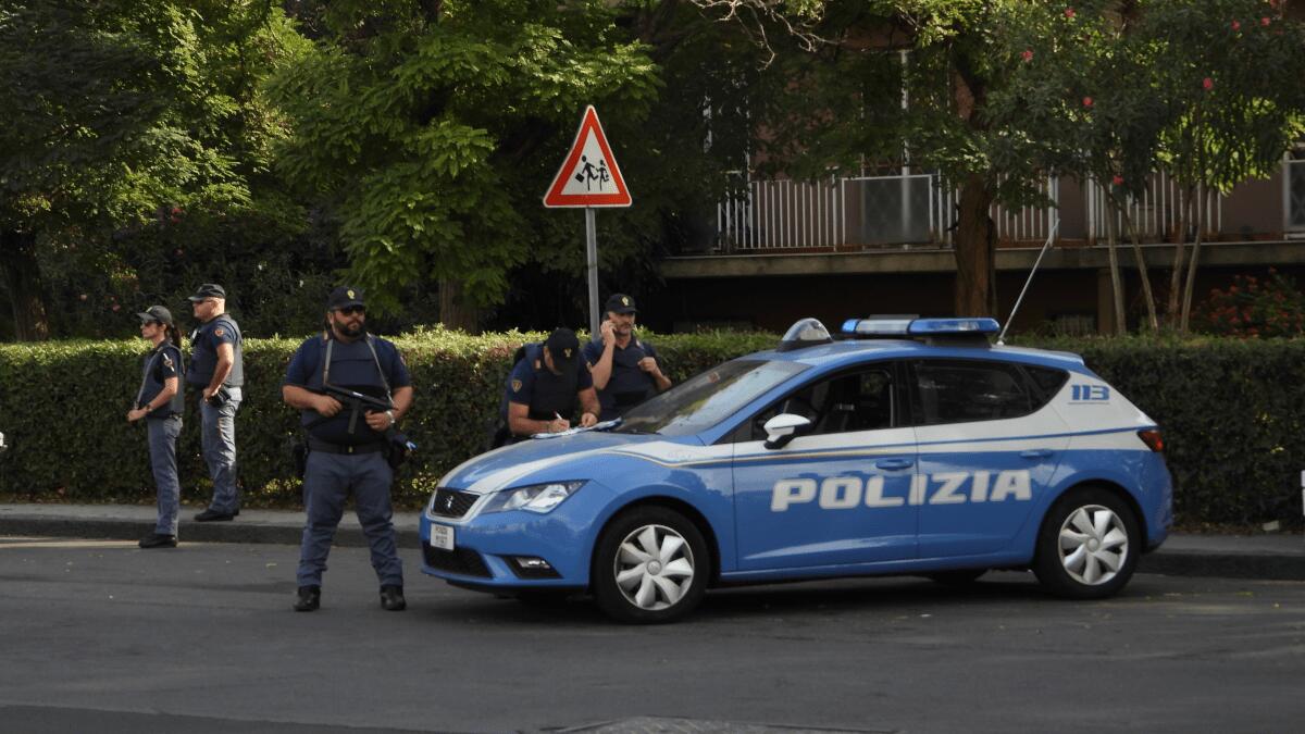 Passeggia tra le auto parcheggiate al centro storico: due furti su tre riusciti (I FATTI) - 