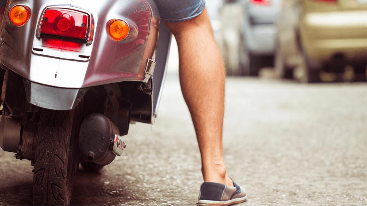 Ruba scooter aggrappandosi a un auto per trainarlo ma la vettura è intestata a lui (I FATTI) - 